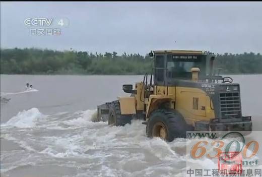 　臨工裝載機(jī)洪水中救人