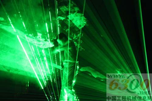 晚宴開場絢麗的激光舞