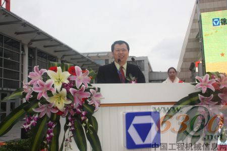 福建廈門市政府副秘書長(zhǎng)、廈門市對(duì)臺(tái)貿(mào)易促進(jìn)中心主任黃河明致歡迎詞