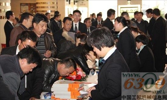 參會(huì)嘉賓簽到絡(luò)繹不絕