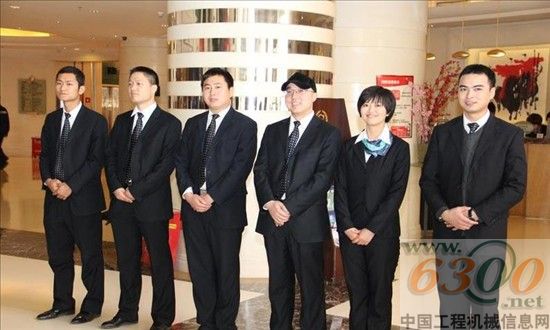 中聯(lián)重科混凝土機(jī)械公司新疆子公司員工列隊(duì)歡迎客戶的到來