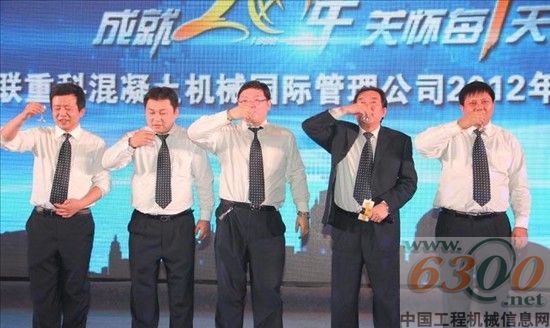 中聯(lián)重科混凝土機械公司新疆子公司領(lǐng)導(dǎo)團隊熱情歡迎到來的嘉賓