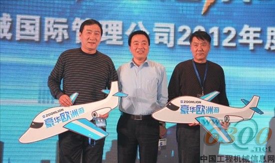 中聯(lián)重科副總裁、混凝土機械公司總經(jīng)理陳曉非與一等獎獲得者合影