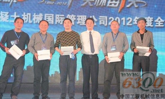 中聯(lián)重科混凝土機械公司副總經(jīng)理陽昌康與二等獎得主合影