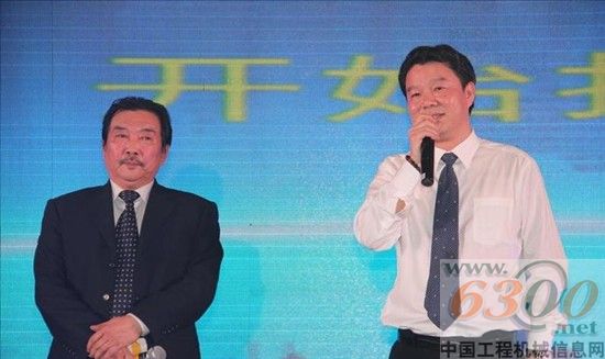 中聯(lián)重科混凝土機械公司副總經(jīng)理陽昌康、中聯(lián)重科混凝土機械公司新疆子公司副董事長劉自力抽取三等獎劉自力一起為嘉賓抽代金卷