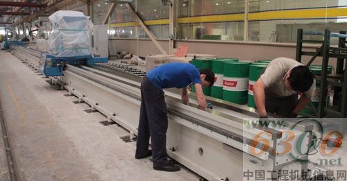 徐工液壓件十五米刮輥機(jī)床進(jìn)入灌漿階段