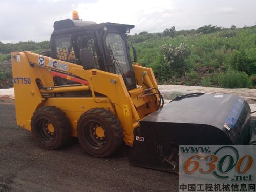徐工滑移裝載機閃耀海南公路建設(shè)
