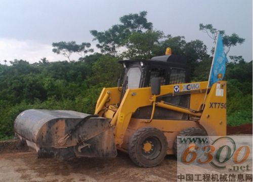 徐工滑移裝載機閃耀海南公路建設(shè)