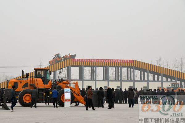 英軒重工濰坊地區(qū)裝載機(jī)產(chǎn)品推介會(huì)隆重舉行